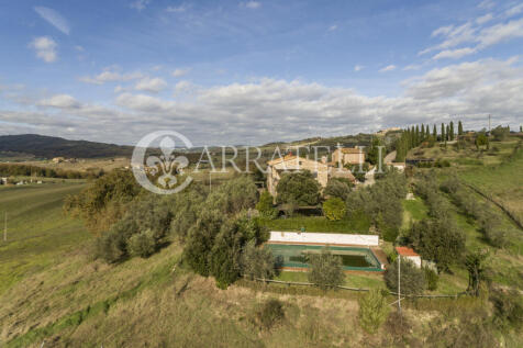 Podere con piscine e