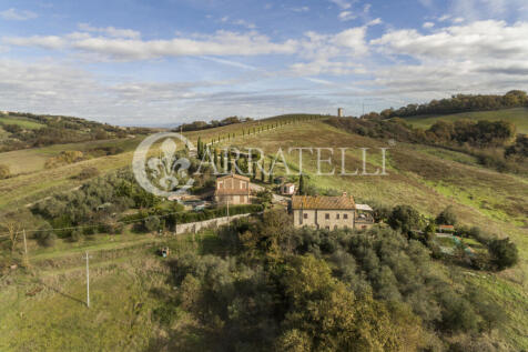 Podere con piscine e