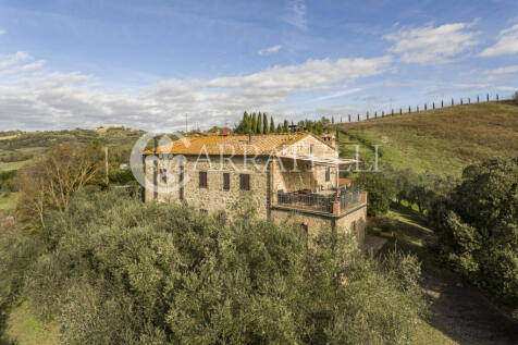 Podere con piscine e