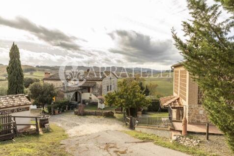 Podere con piscine e