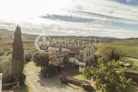 Podere con piscine e