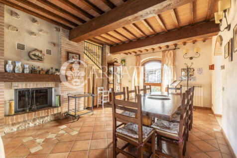 Podere con piscine e