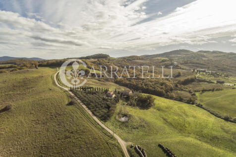 Podere con piscine e