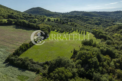 Borgo con casali e t