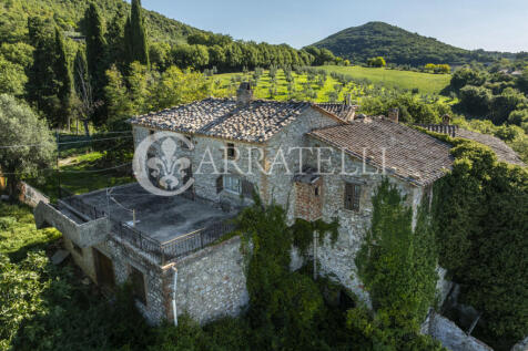 Borgo con casali e t