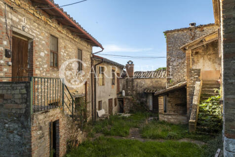 Borgo con casali e t
