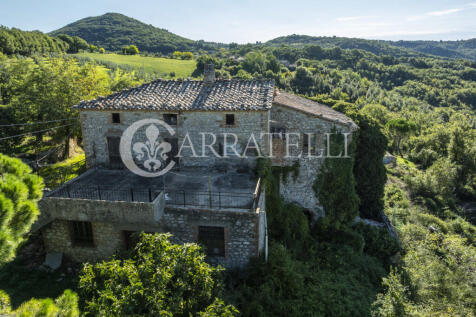 Borgo con casali e t