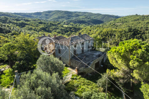 Borgo con casali e t