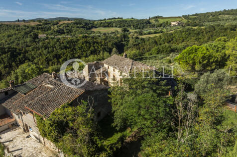 Borgo con casali e t