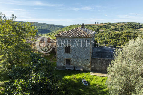 Borgo con casali e t