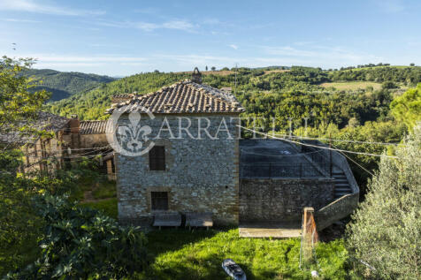 Borgo con casali e t