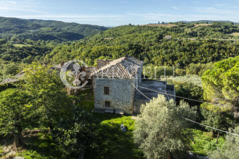 Borgo con casali e t