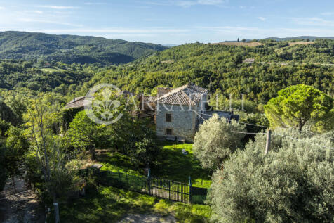 Borgo con casali e t