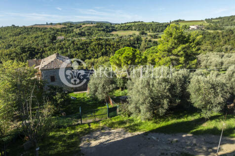Borgo con casali e t