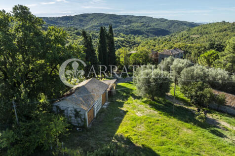 Borgo con casali e t