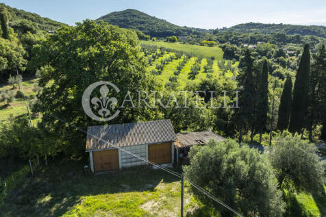 Borgo con casali e t