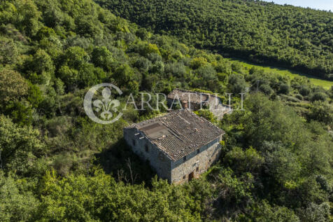 Borgo con casali e t