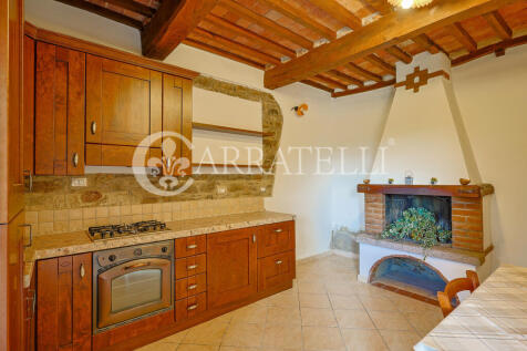 Casale con giardino