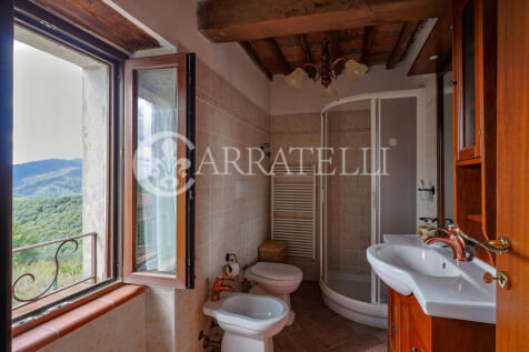 Casale con giardino
