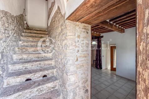 Casale con giardino