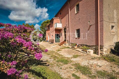 Casale con giardino
