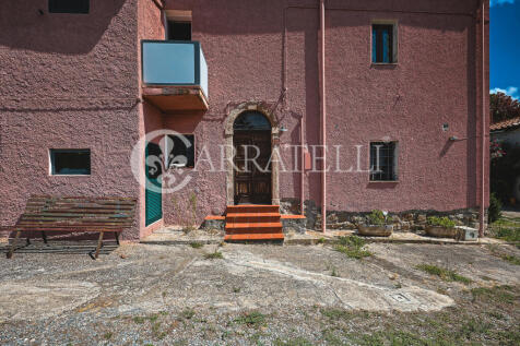Casale con giardino