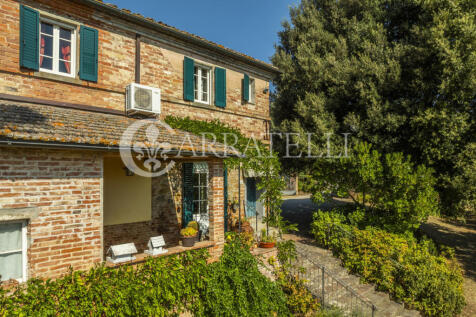 Casale con annessi e