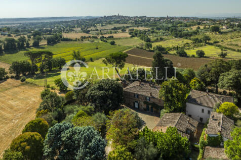 Casale con annessi e