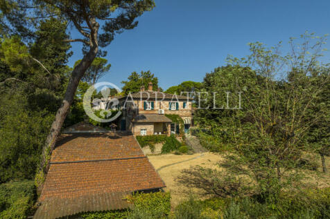 Casale con annessi e