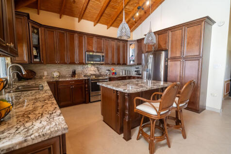 Kitchen &amp; Breakfast Bar