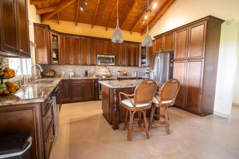 Kitchen &amp; Breakfast Bar