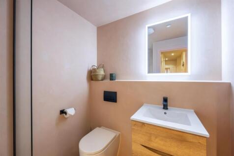 7B Queen Sq Bathroom.jpeg