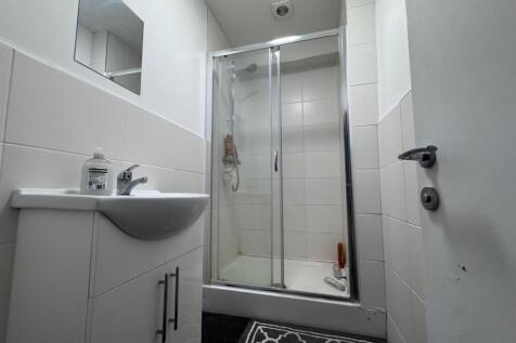 33 BR Bathroom 1.jpg