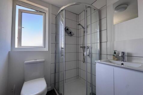 33 BR Bathroom 2.jpg