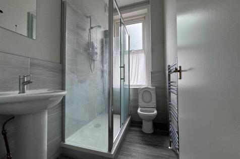 F1 18 DR Bathroom.jpg