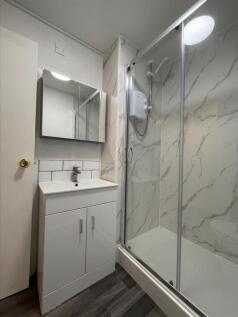 Flat 8 StMC Bathroom 2.jpeg