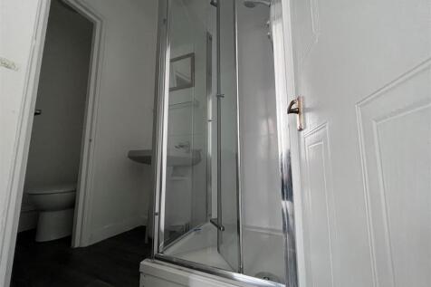 F1 7 CA Bathroom.jpg
