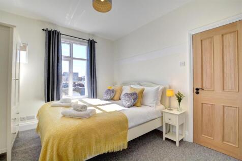 37a Traflgar Street Bedroom 1.jpg
