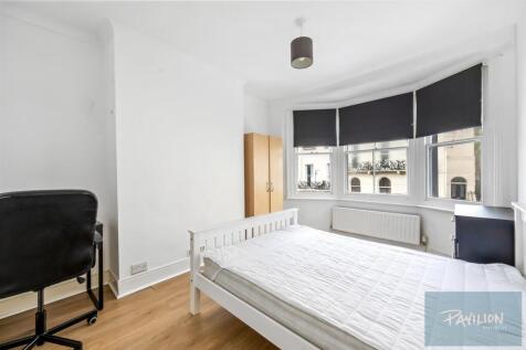 Roundhill Crescent, 4-004.JPG