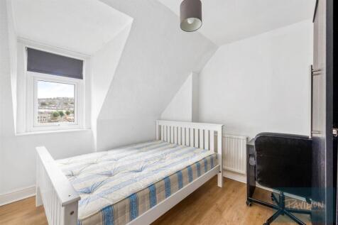 Roundhill Crescent, 4-002.JPG