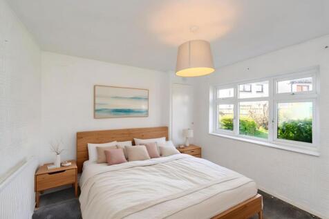 Bedroom (VIRTUALLY STAGED)