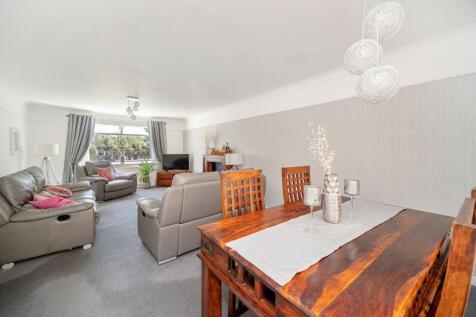 Living/dining area