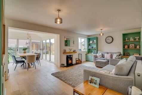 Lounge with Garden Room