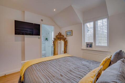 Bedroom 1 pic 2
