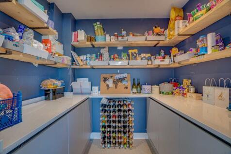 Walk in pantry