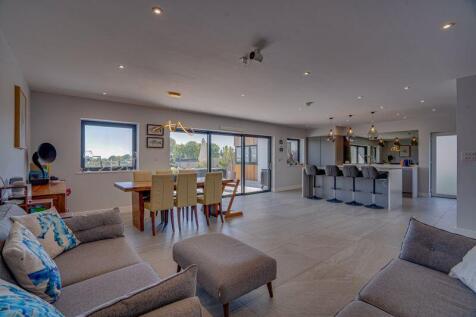 Family-kitchen-dining pic 1