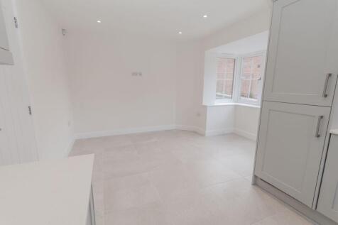 Kitchen / Dining Room (2)