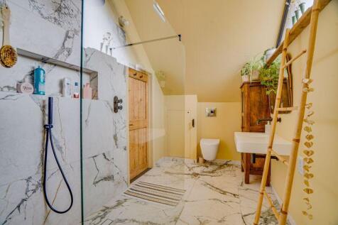 En-Suite to Master Bedroom
