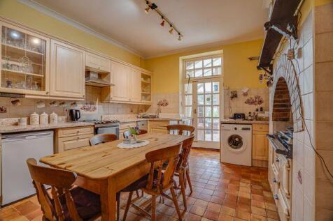 Dine in Kitchen