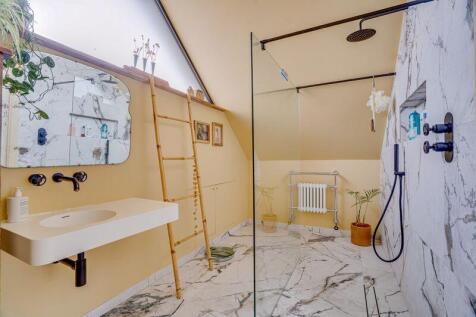 En-suite to Master Bedroom